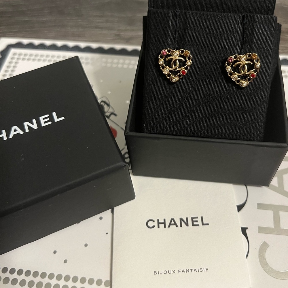 Chanel Gold Crystal and Faux Pearl CC Heart Earrings - Picture 7 of 7